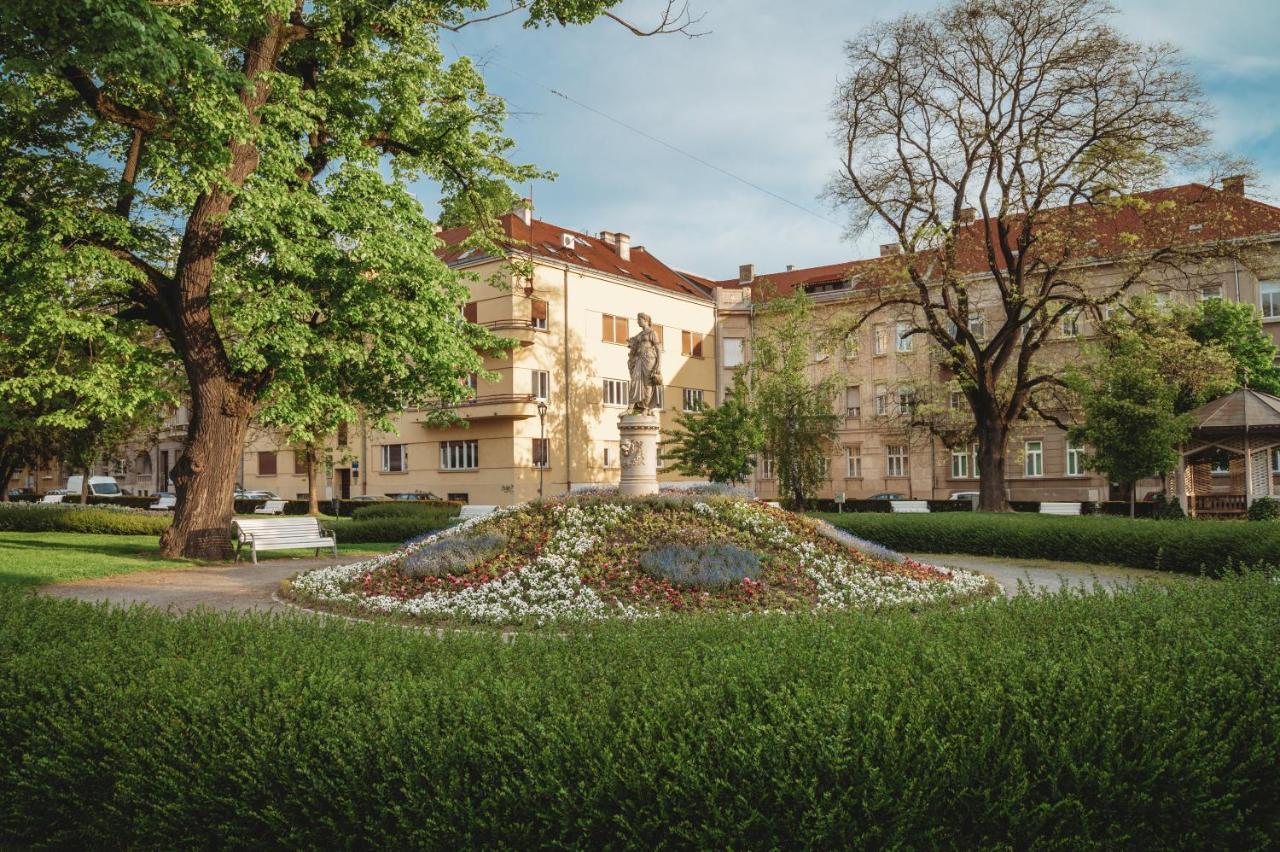 Bells Osijek Hotel Exterior photo